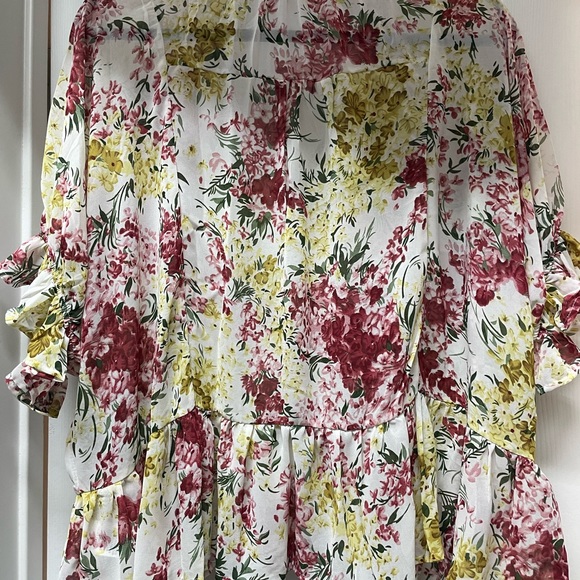 Adorable Floral Umgee Top NWOT. Spring colors and flattering fit! - Picture 3 of 5